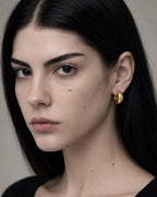Gold Ridge clip-on hoop worn on the lobe, thick rounded hoop with hinged click closure. No piercing needed. PVD real gold plated stainless steel.